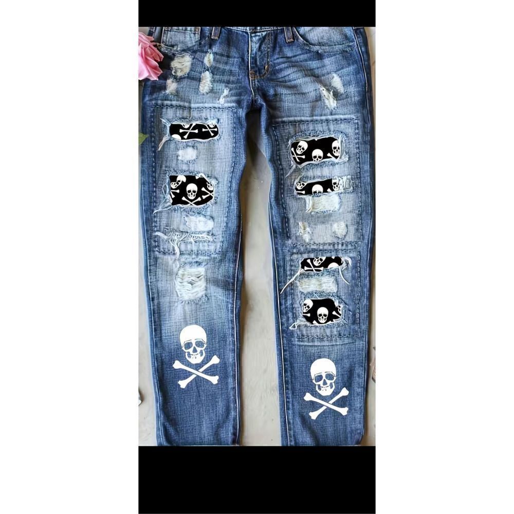 🔥🔥Skull Print washed ripped stretchy jeans with rolled hem bottom.